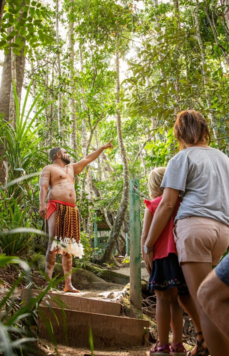 Keluarga menikmati Pamagirri Aboriginal Experience © Tourism Australia