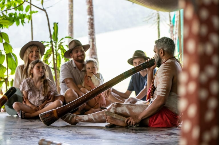 Keluarga sedang menonton pertunjukan didgeridoo di Rainforestation Nature Park © Tourism and Events Queensland 