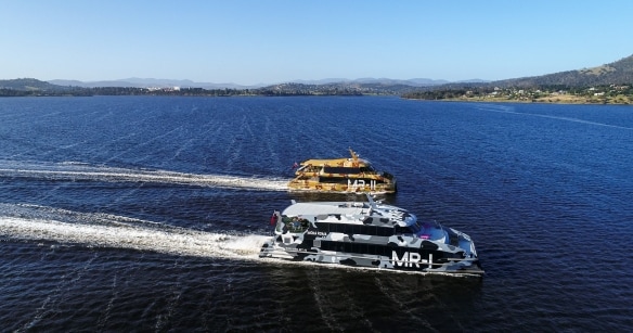 Kapal feri Mona Roma, MR-I dan MR-II di Derwent River, Hobart, TAS © MONA/Stu Gibson