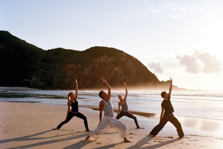 Yoga saat matahari terbit, Byron Bay, NSW © Mike Newling, Tourism Australia