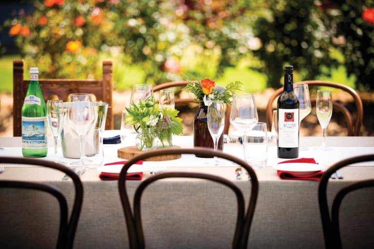 Meja makan ditata dengan anggur di Pizzini Wines © Pizzini Wines