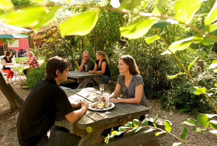 Makan bersama pasangan saat jam prosecco & tiram di Mountain View Hotel di King Valley © Visit Victoria