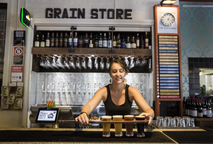 Bartender menyajikan bir di The Grain Store Craft Beer Cafe di Newcastle © Destination NSW