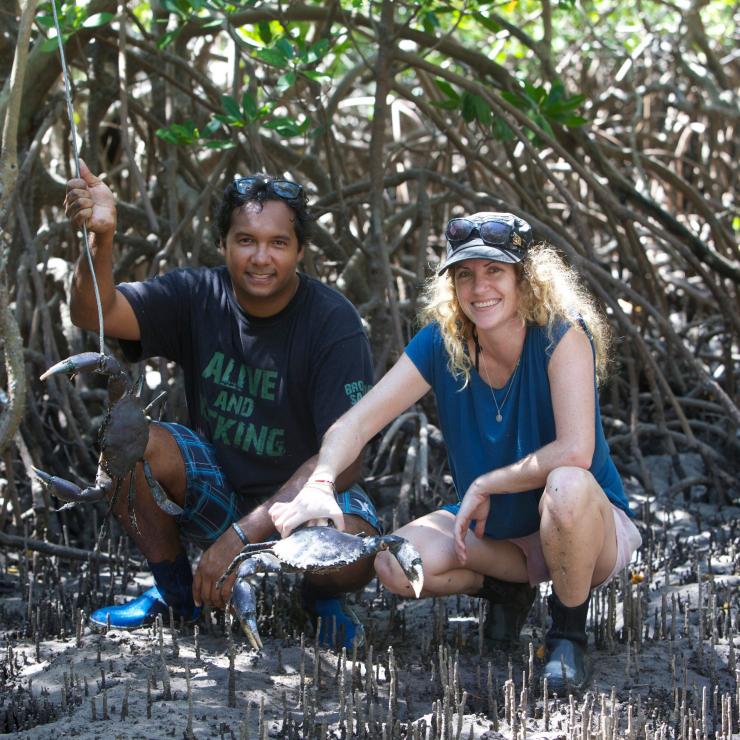 Pengunjung dengan kepiting lumpur yang baru ditangkap selama tur Lombadina di Dampier Peninsula © Lombadina/Leon Mead