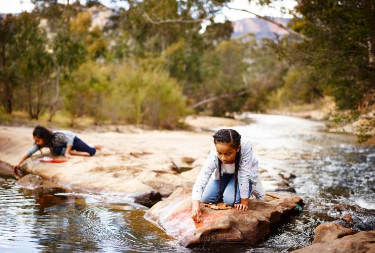 Anak-anak bermain di sungai di Emirates One&Only Wolgan Valley di Blue Mountains © Emirates One&Only Wolgan Valley
