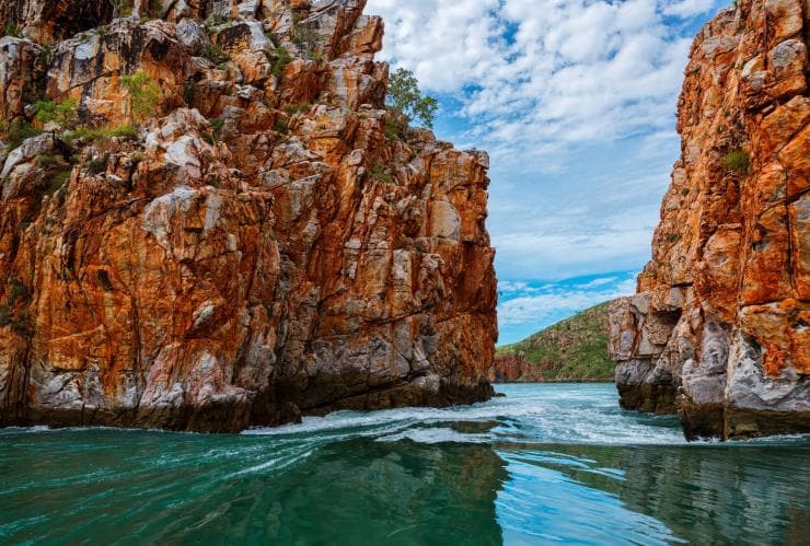 Pemandangan dari perahu yang melintas batu merah Horizontal Falls di Kawasan Kimberley © Lauren Bath