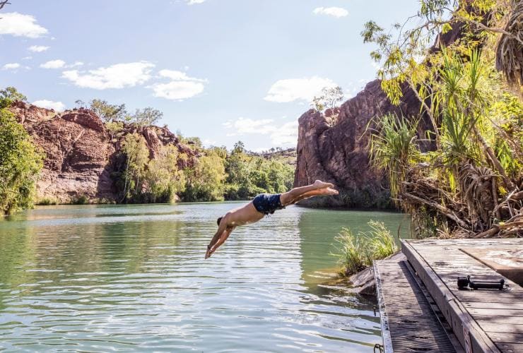 Seorang pria menyelam ke dalam air di Boodjamulla (Lawn Hill), Queensland © Tourism and Events Queensland