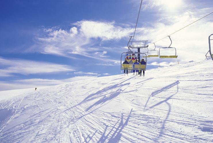 Bermain ski, Mount Hotham, VIC © Tourism Victoria