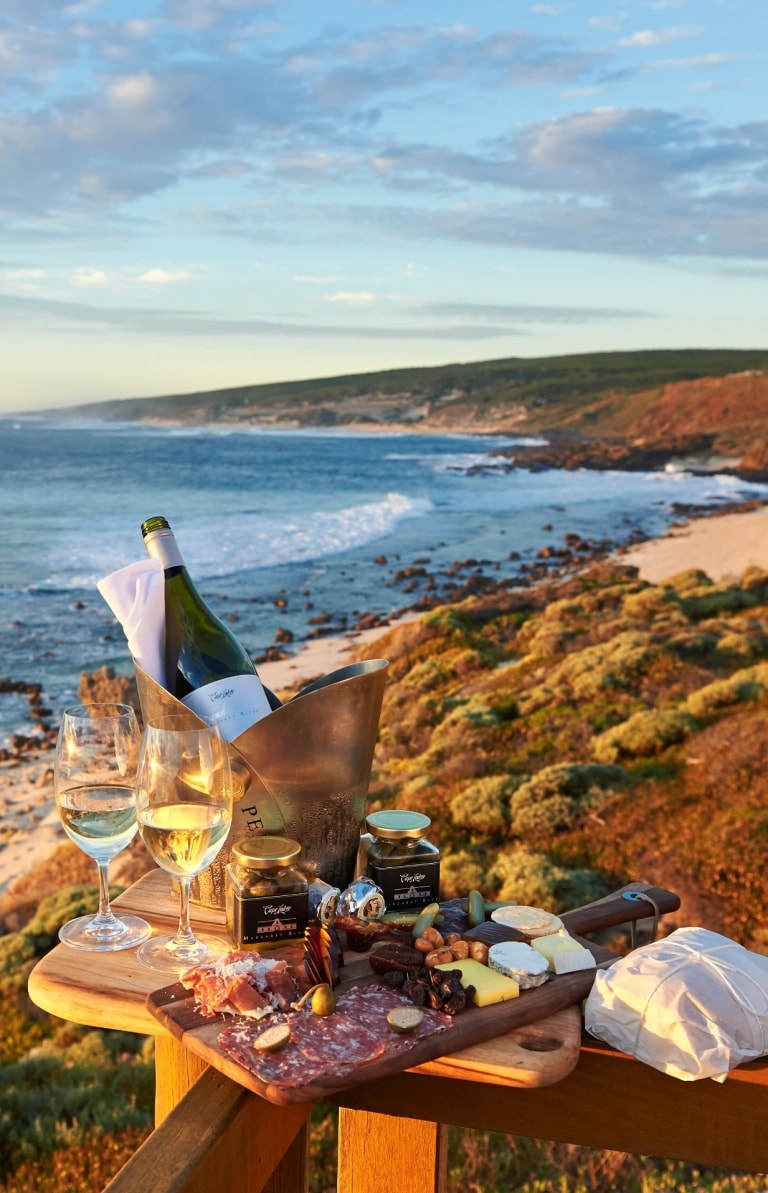 Teller mit Speisen und Wein am Strand, Cape Lodge, Margaret River, Westaustralien © Frances Andrijich
