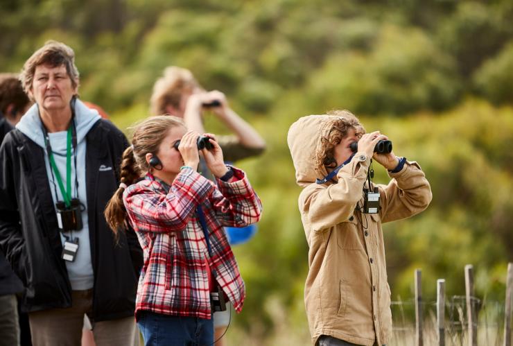 Kinder schauen bei einer Naturführung von Wildlife Wonders durch ein Fernglas, Great Ocean Road, Victoria © Tourism Australia/Visit Victoria