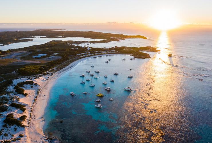 Luftaufnahme eines Sonnenuntergangs über Rottnest Island, Perth, Westaustralien © Tourism Australia
