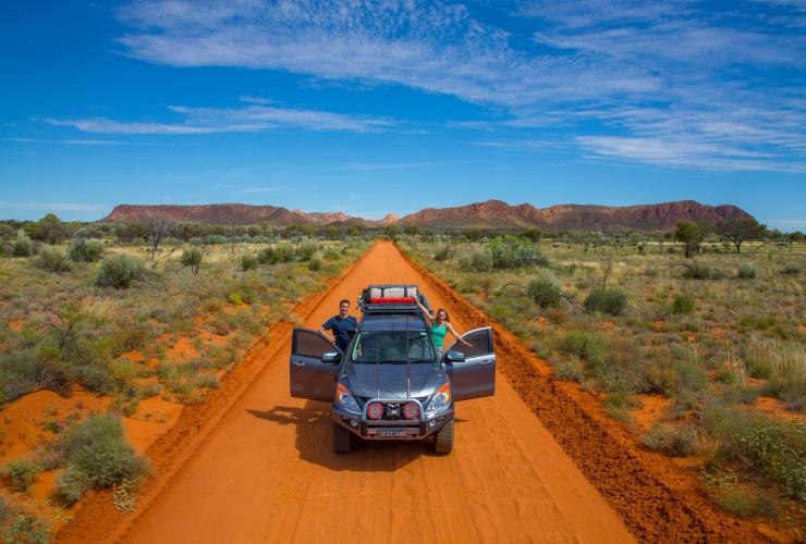 Un 4x4 sur une route de terre dans le Centre Rouge © Offroad Images/Tourism NT