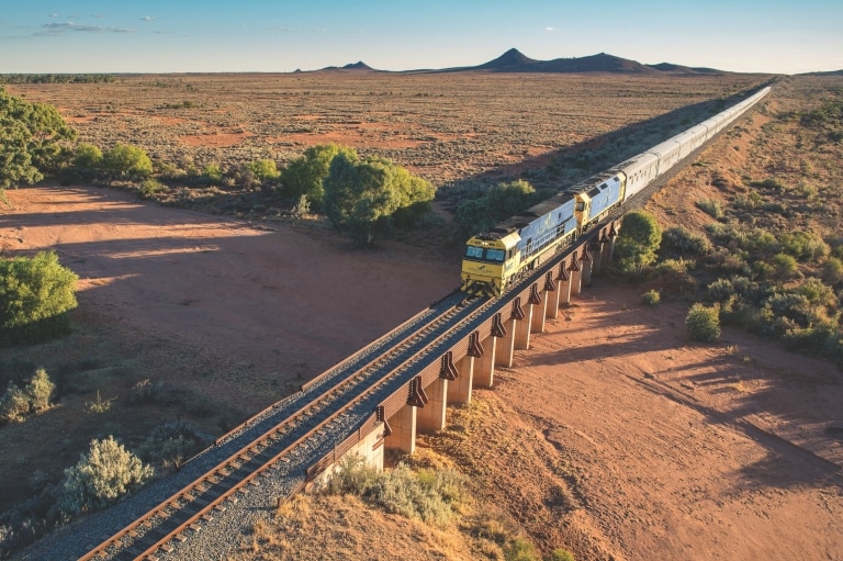 The Indian Pacific melaju membelah wilayah South Australia © Journey Beyond Rail