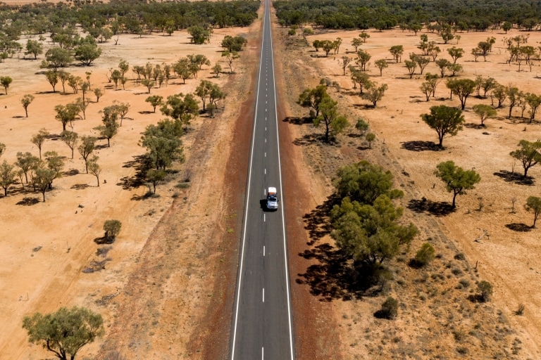  クイーンズランド州のアウトバックのマチルダ・ウェイを走る車 © Tourism and Events Queensland