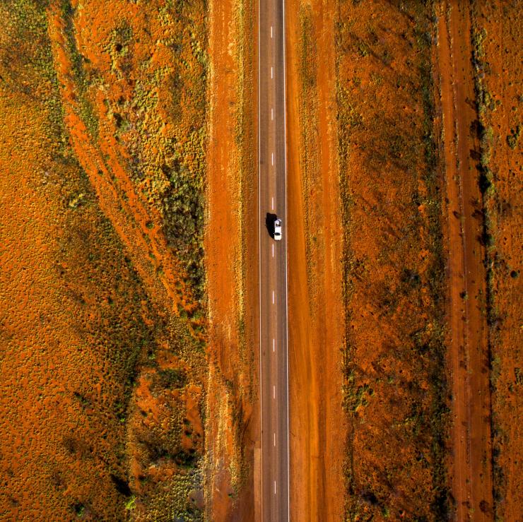 アリス・スプリングス地域のスチュアート・ハイウェイを走る車の航空写真 © Tourism NT, Sam Earp