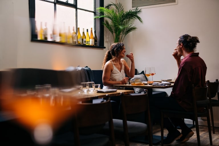 ホバートのダイアー・メイカー・レストランで食事をするカップル © Osborne Images