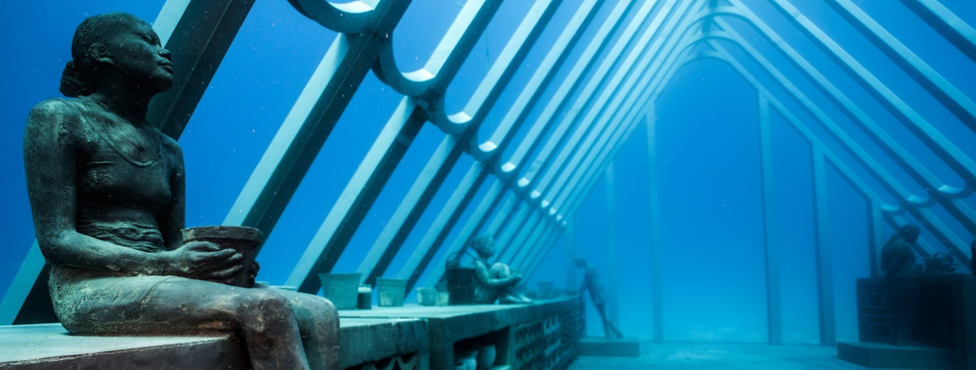타운스빌 부근 수중 예술 박물관에 전시된 수중 조각상 © 맷 커녹(Matt Curnock)