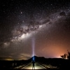머리에 전등을 쓰고 은하수를 응시하는 별 관측자 © 퀸즐랜드주 관광청/션 스콧(Sean Scott)