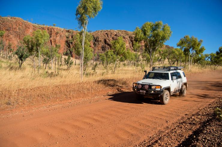 Fahren mit dem Geländewagen im Keep River National Park © Tourism NT, Shaana McNaught