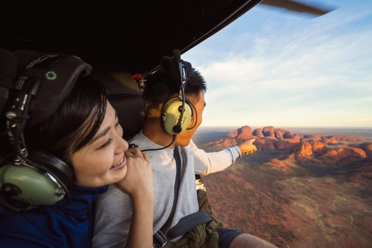 Pärchen bei einem Rundflug über dem Uluru, Northern Territory © Tourism NT/Shaana McNaught Pärchen bei einem Rundflug über dem Uluru, Northern Territory © Tourism NT/Shaana McNaught