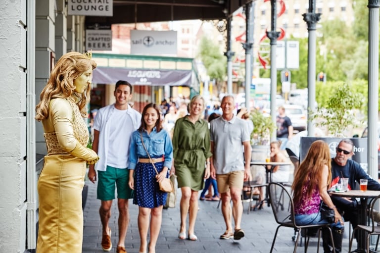 Menschen spazieren entlang des Cappuccino Strip in Fremantle © Tourism Western Australia