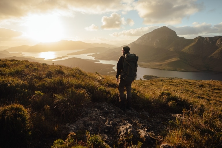 Wanderer auf Erkundungstour von Bathurst Harbour im Southwest National Park © Jason Charles Hill