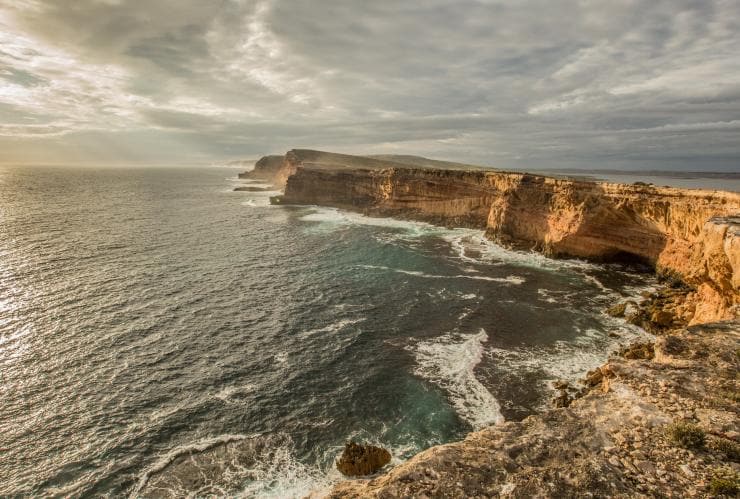 Wo raue Küste auf tiefblauen Ozean trifft, ein Blick vom Cummings Lookout, SA © Tourism Australia