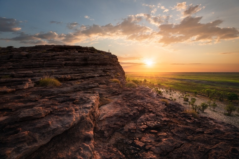 Ein Mann oben auf dem Felsen in Ubirr, Kakadu National Park © Tourism NT/Daniel Tran