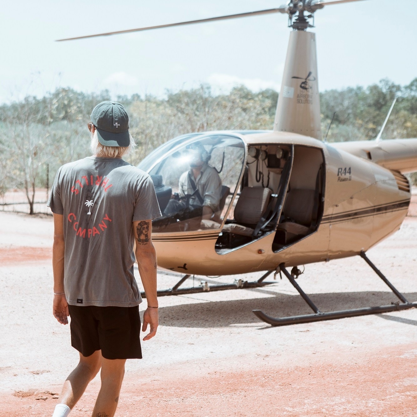 Couple on a heli pub crawl near Darwin © TourismNT