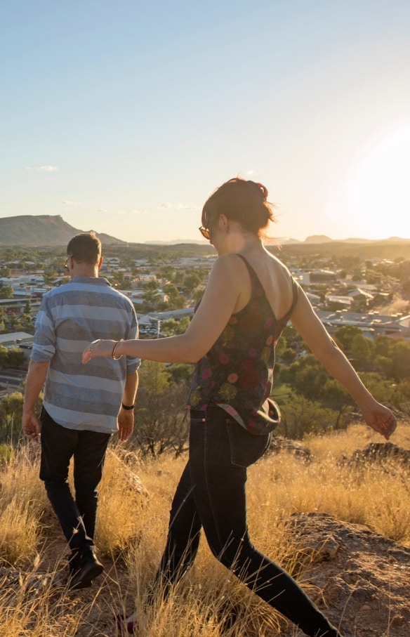 Anzac Hill, Alice Springs, NT © Shaana McNaught, Tourism NT