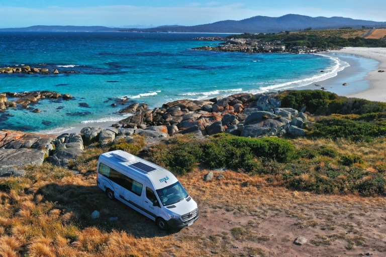 Camping-car garé sur le bord de la route à Tasmania © Tourism Australia