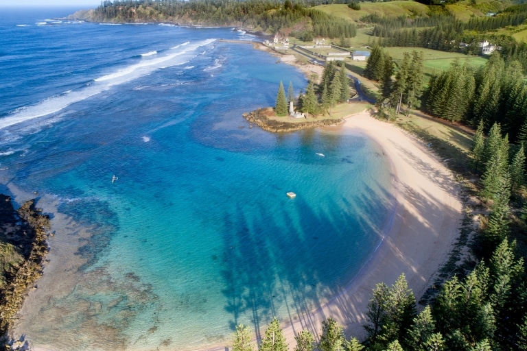 Photo aérienne d'Emily Bay sur Norfolk Island © Rose Evans (Norfolk Island Tourism)