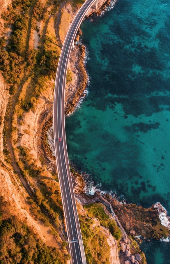 Vue aérienne du Sea Cliff Bridge suspendu au-dessus de l'océan à Clifton, Nouvelle-Galles du Sud © Destination NSW