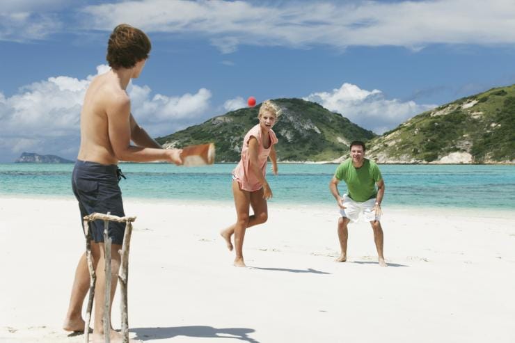 Kriket di Pantai, Great Barrier Reef, QLD © Tourism Australia