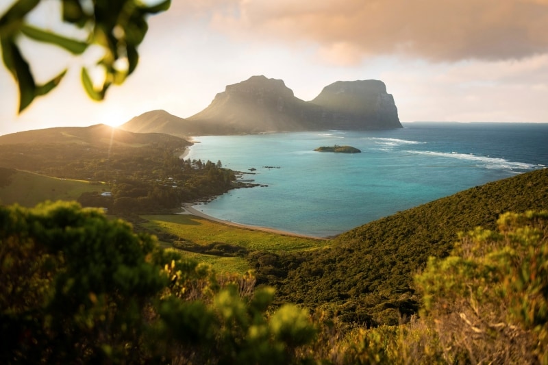 Mount Lidgbird dan Mount Gower, Lord Howe Island © Tom Archer