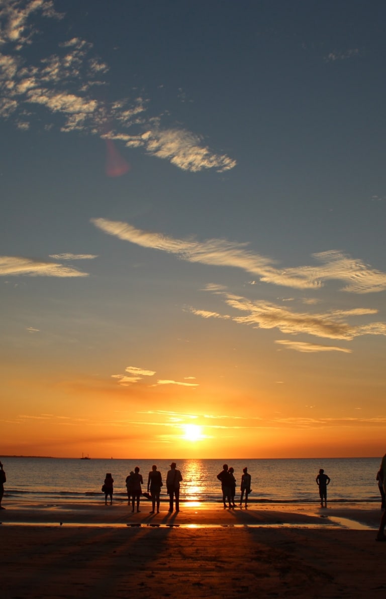 ノーザンテリトリー、ダーウィン、ミンディル・ビーチの夕日 © Tourism Australia