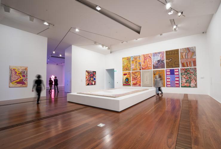 이안 포터 센터에서 미술 작품을 감상하고 있는 방문객들의 모습, 빅토리아 국립 미술관(NGV), 멜버른, 빅토리아 © 호주정부관광청