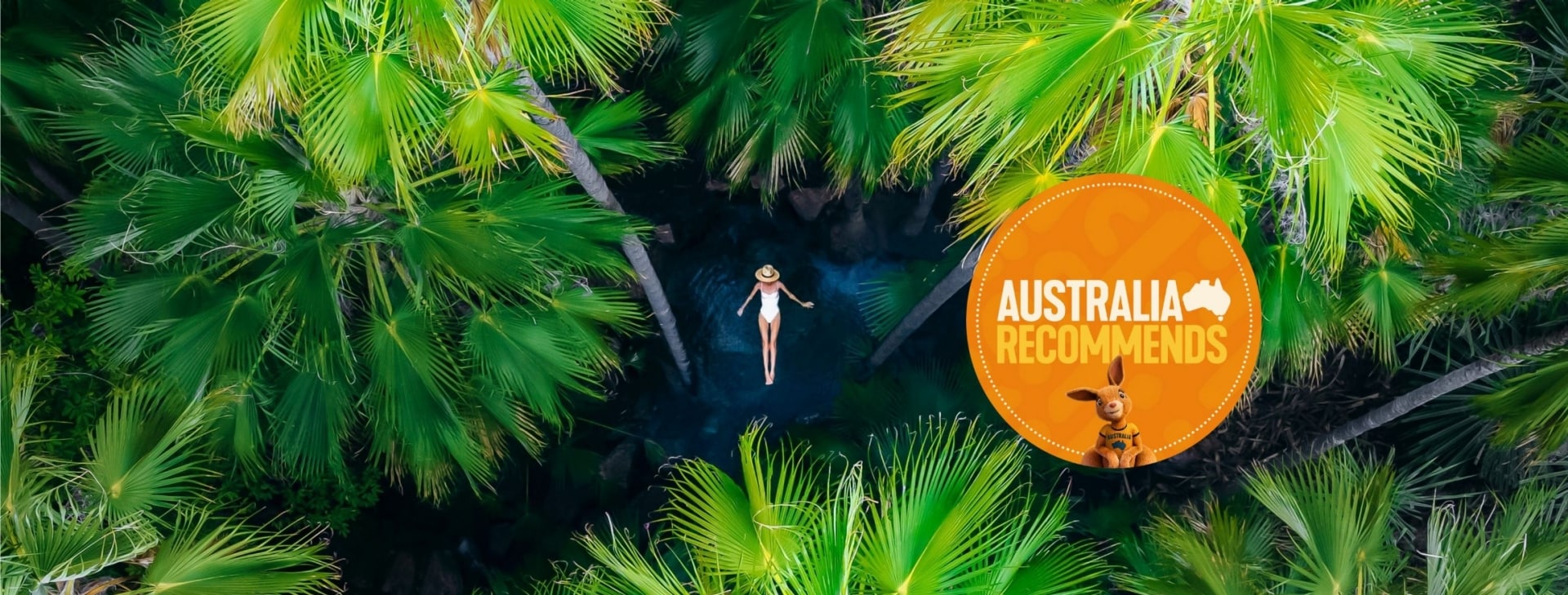 제버디 스프링스에서 물 위에 떠서 야자수 나무들에 둘러싸여 있는 여성의 모습을 공중에서 촬영한 사진, 킴벌리, 서호주 © 호주정부관광청