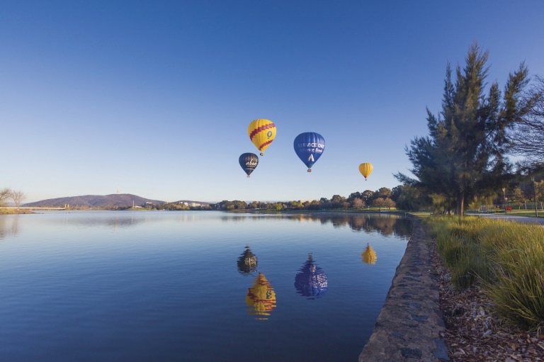 澳洲首都領地坎培拉伯利格里芬湖上的氣球©坎培拉旅遊局