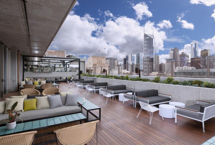 Eine Rooftop-Bar mit Lounges und Sitzgelegenheiten im QT Melbourne, Melbourne, Victoria © LANEWAY Photography