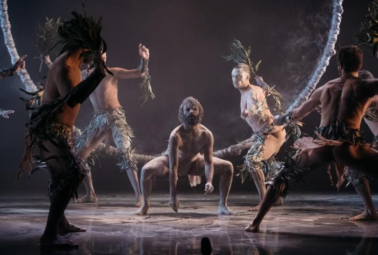 Eine Gruppe von Tänzern bei einem Auftritt auf der Bühne während Bennelong, Bangarra Dance Theatre, Sydney, New South Wales © Daniel Boud