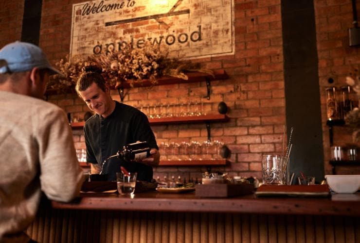 Ein Barkeeper schenkt ein Getränk in der Applewood Distillery ein, Adelaide Hills, Südaustralien © South Australian Tourism Commission