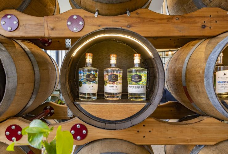 Drei verschiedene Sorten Gin sind in einem runden Eichenfass ausgestellt, Bass & Flinders Distillery, Mornington Peninsula, Victoria © Tourism Australia
