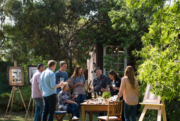 Eine Gruppe hat sich in einem Garten um einen Tisch versammelt und verkostet Spirituosen, Kangaroo Island Spirits Distillery, Kangaroo Island, Südaustralien © Adam Bruzzone