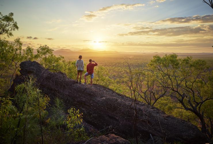 Ein Paar bewundert während einer Mount Mulligan-Quadtour bei Sonnenaufgang die Aussicht, Mt Mulligan Lodge, Mt Mulligan, Queensland © Tourism and Events Queensland