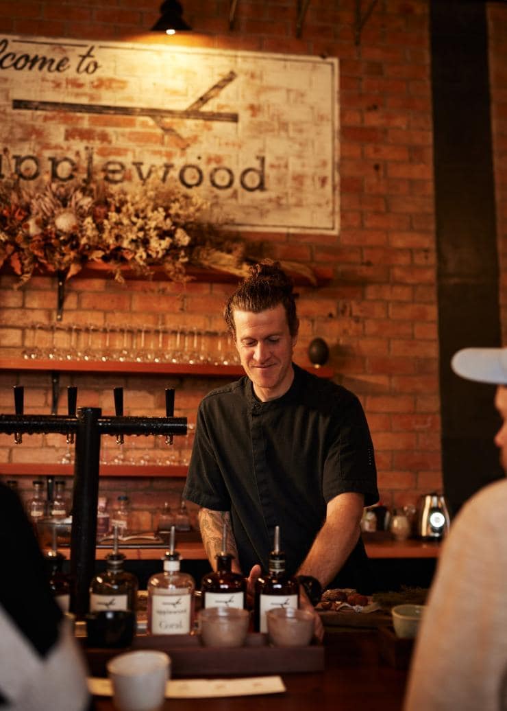 Ein Barkeeper serviert in der Applewood Distillery alkoholhaltige Getränke, Adelaide, Südaustralien © South Australian Tourism Commission