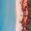 Luftaufnahme eines Pärchens bei einem Spaziergang am Strand während einer Salty Dog Adventure Tour in den Whitsundays, Queensland © Tourism and Events Queensland