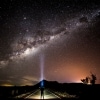 Astronome avec une lampe frontale regardant la Voie lactée © Tourism and Events Queensland/Sean Scott