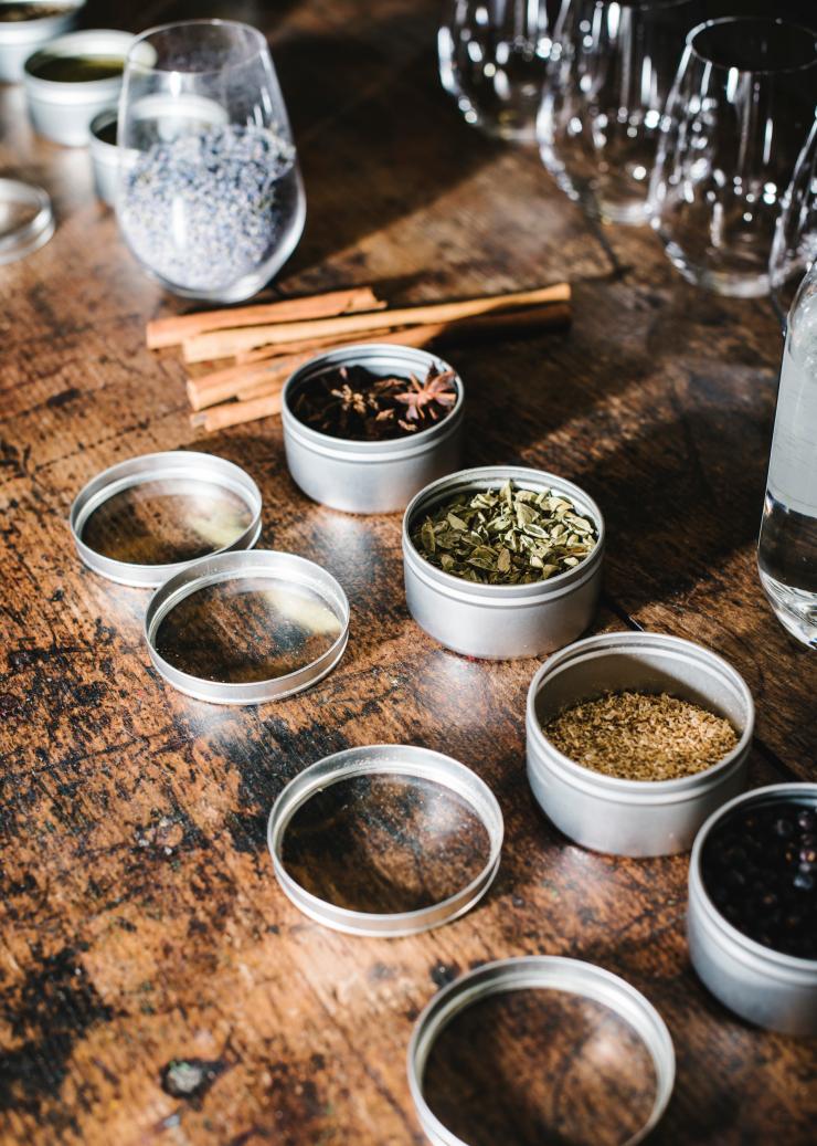 Des pots de plantes aromatiques et d'épices utilisées dans les différents types de gin à la Four Pillars Gin Distillery, Yarra Valley, Victoria © Tourism Australia