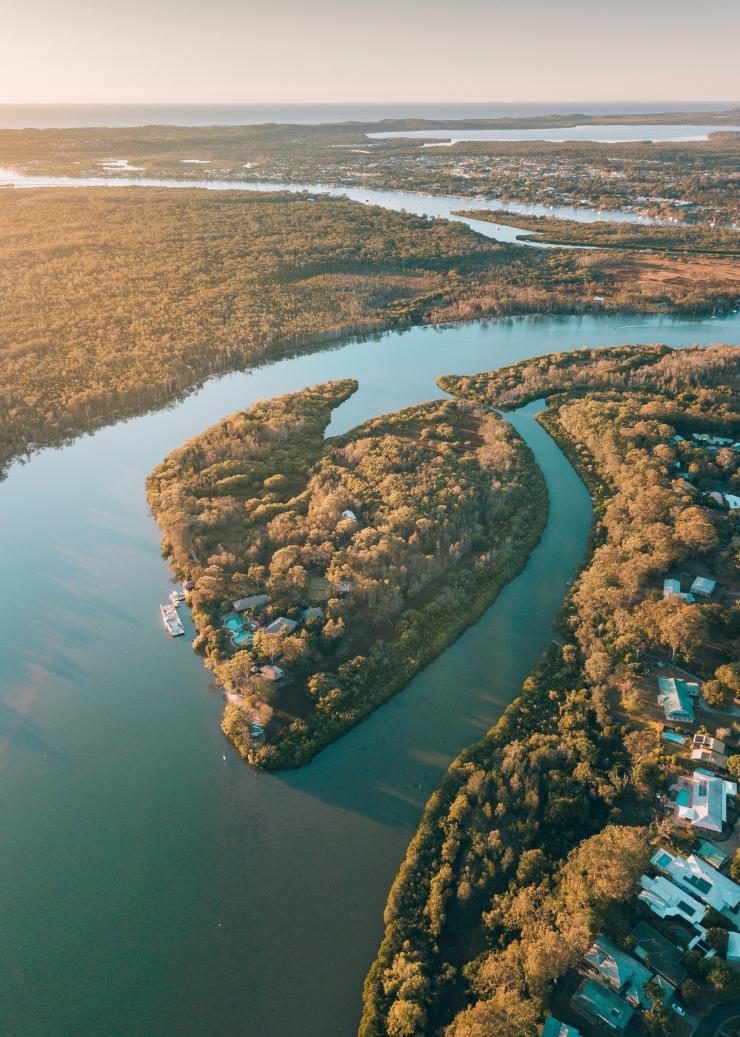 Vue aérienne de la verdure et des cours d'eau de Makepeace Island, Noosa, Queensland © Visit Noosa